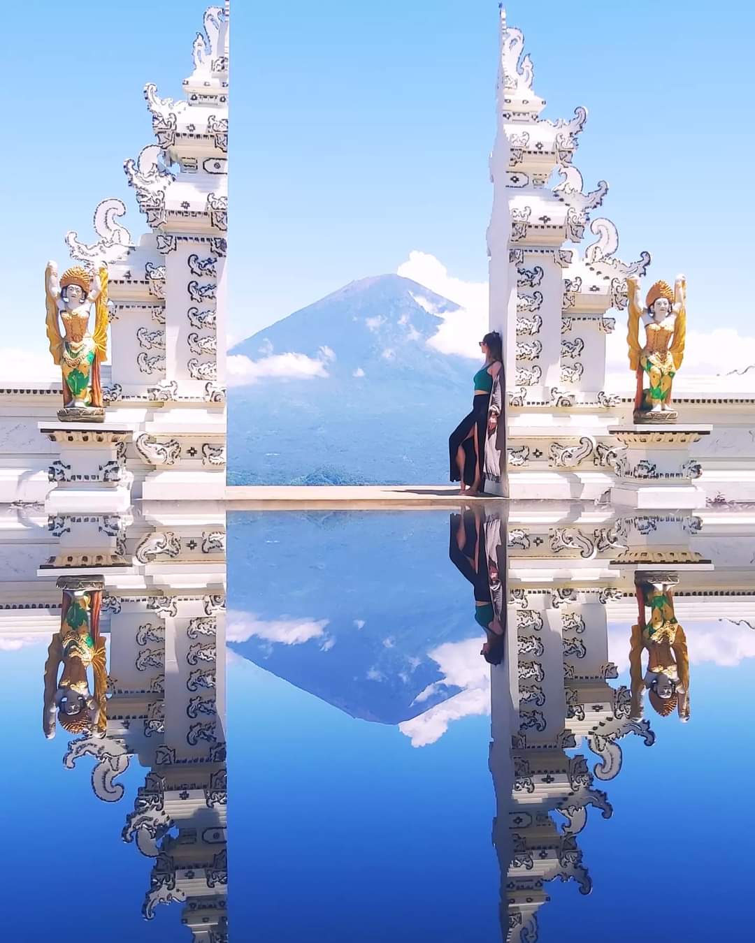 Lahangan Sweet and its fake temple with fake water in Bali