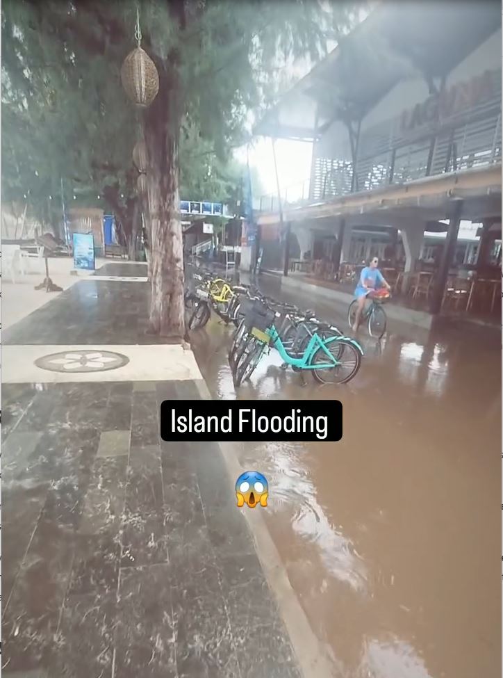 Gili Trwanagan after heavy rain. the streets were flooded.