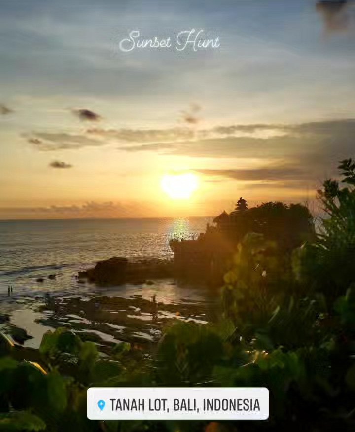 Gorgeus sunset at Tanah Lot in Bali