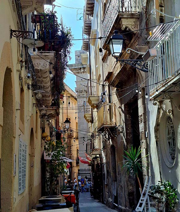 Cosy hidden streets of Syracuse, Sicily
